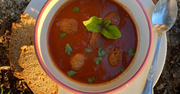 Tomatensoep met Balletjes (Belgian Tomatosoup with Vegan Meat Balls) – gluten-free