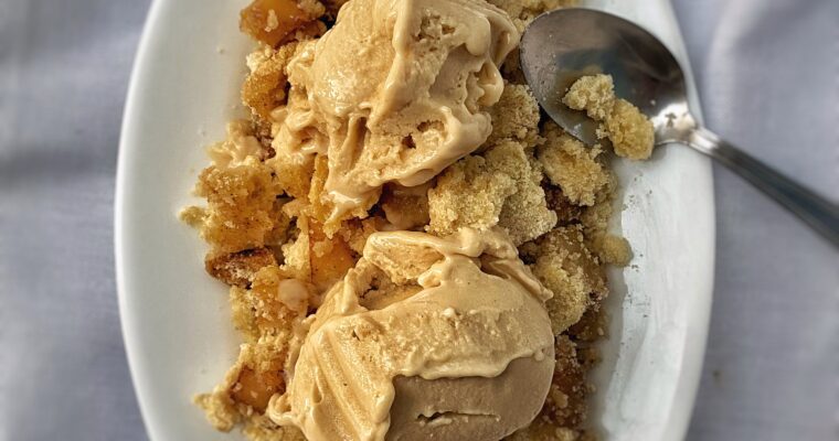 Apple crumble with peanut vanilla ice-cream (no-churn, no coconut)