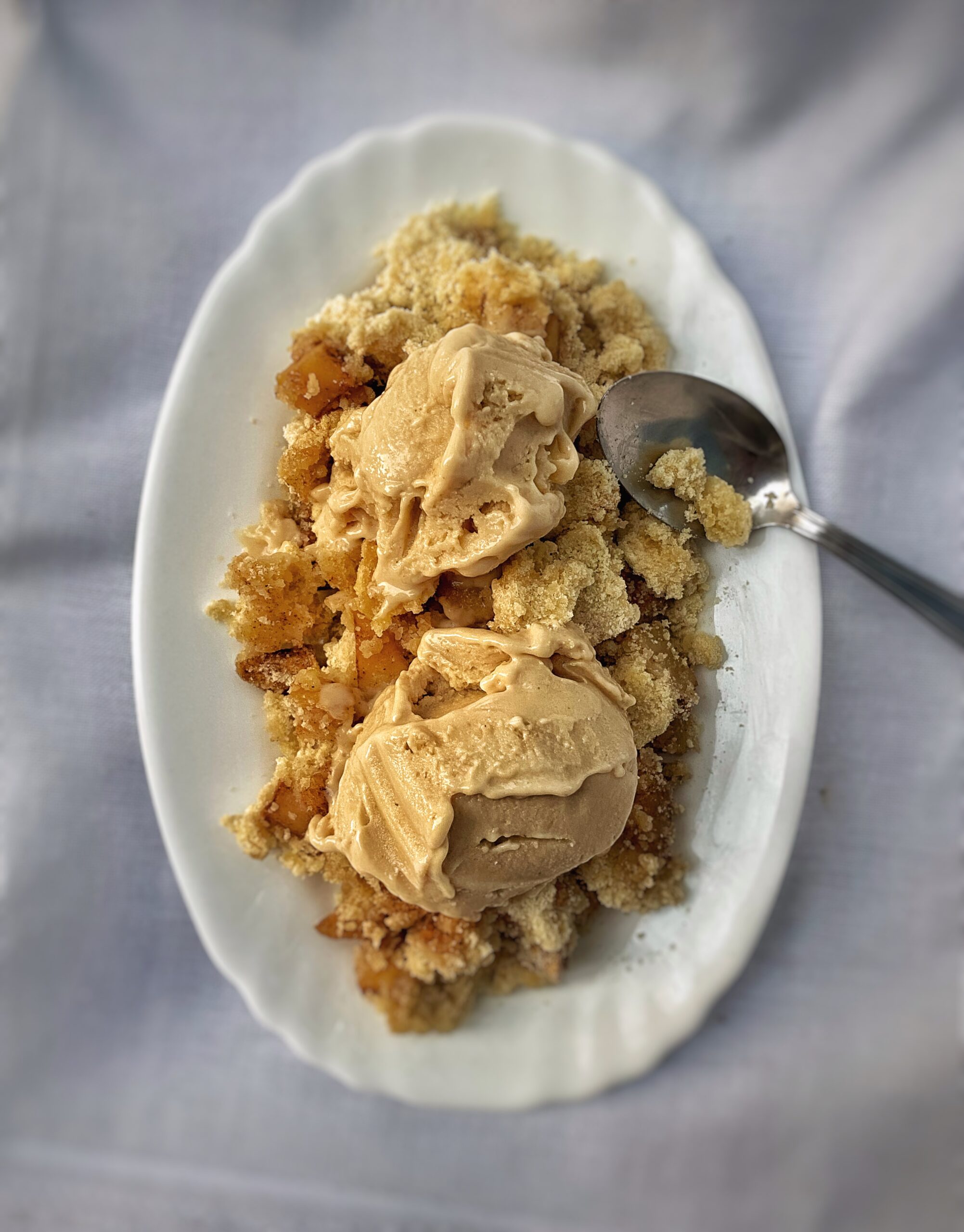 Apple crumble with peanut vanilla ice-cream (no-churn, no coconut)